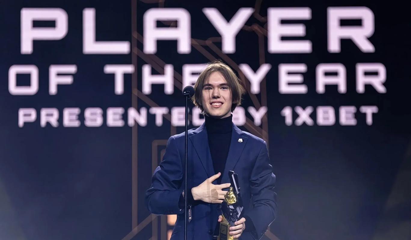 与后腰形成